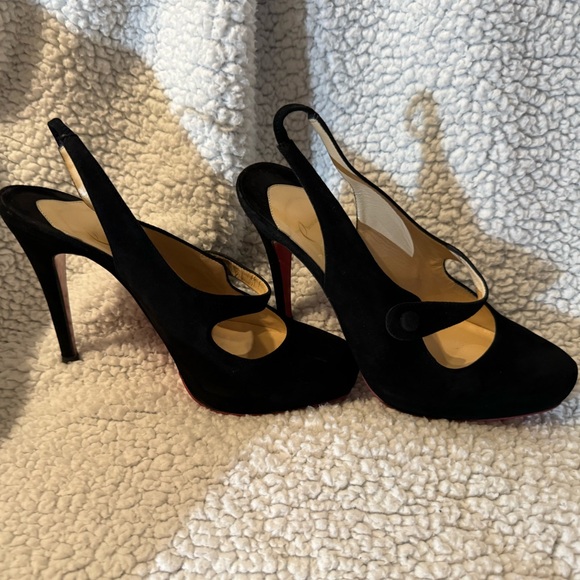 Don’t miss up on these Christian Louboutin heels in perfect condition. - Picture 3 of 10